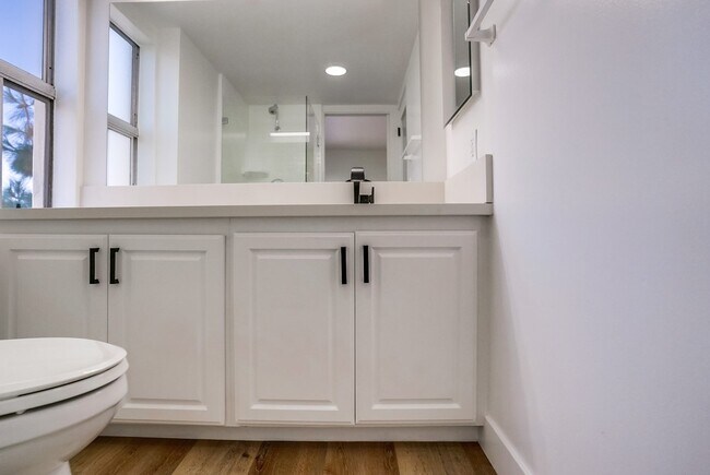 Building Photo - 435 N Oakhurst Dr