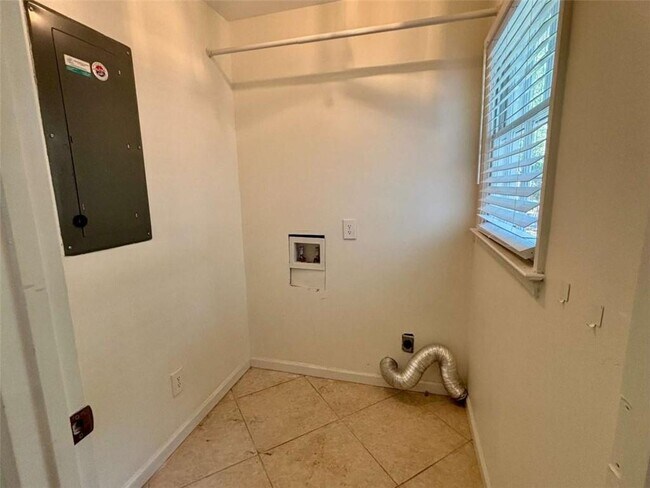 Building Photo - 4160 Creekwood Dr