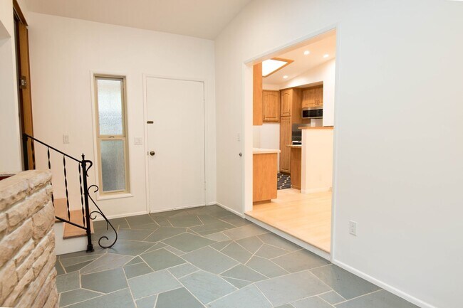 Building Photo - 3 Bedroom 2 Bathroom Home in Mission Canyon