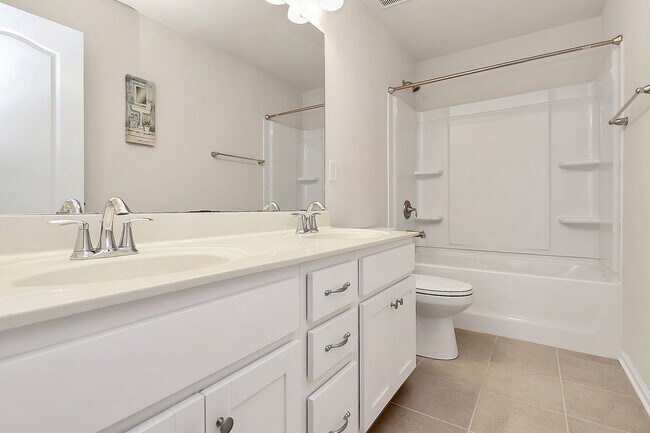 Building Photo - Welcome to this spacious 4 bedroom, 2.5 ba...