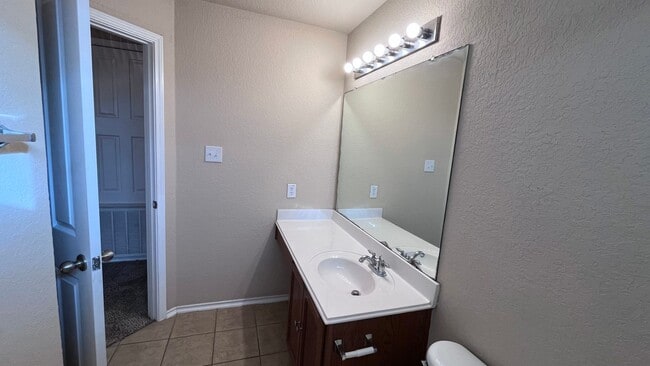 Building Photo - * Make this spacious home in Helotes off B...