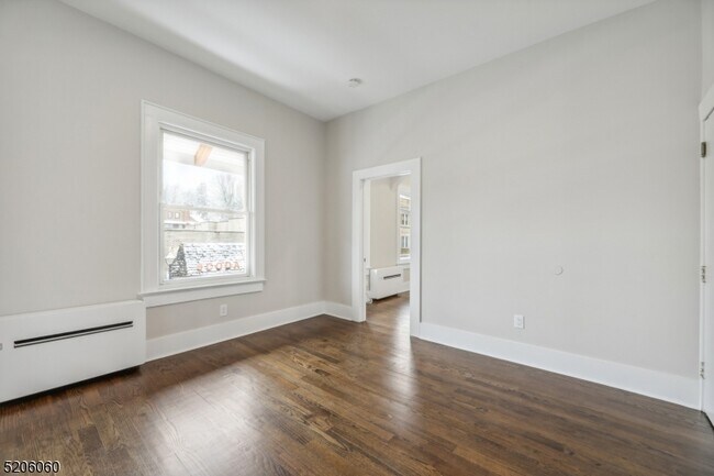 Building Photo - 180 Maplewood Ave