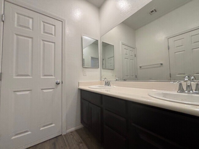 Building Photo - Charming 3-Bedroom Home with Spacious Back...
