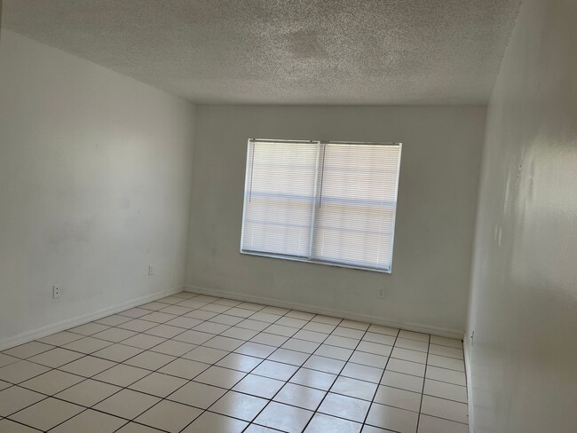 Building Photo - Duplex for lease
