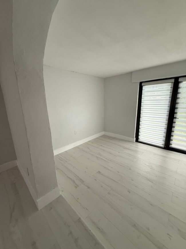 Den - 7142 SW 22nd St