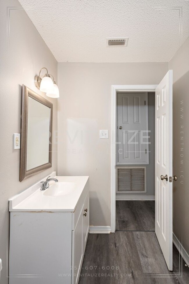 Building Photo - Newly Renovated Brick Home!