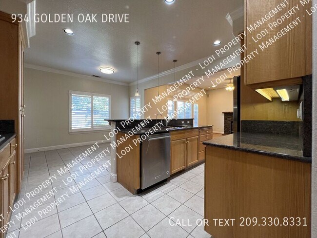 Building Photo - 934 Golden Oak Dr