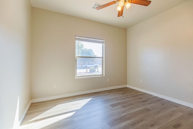 Building Photo - Beautiful 3 Bed 2 Bath Home