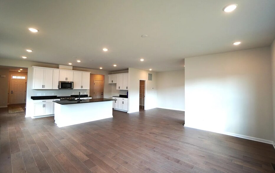 Building Photo - 612 America Dr