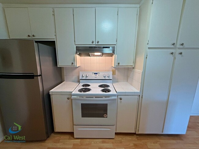 Building Photo - $2595 - 2 Bed/1 Bath Townhome in North San Jose-Near Lightrail