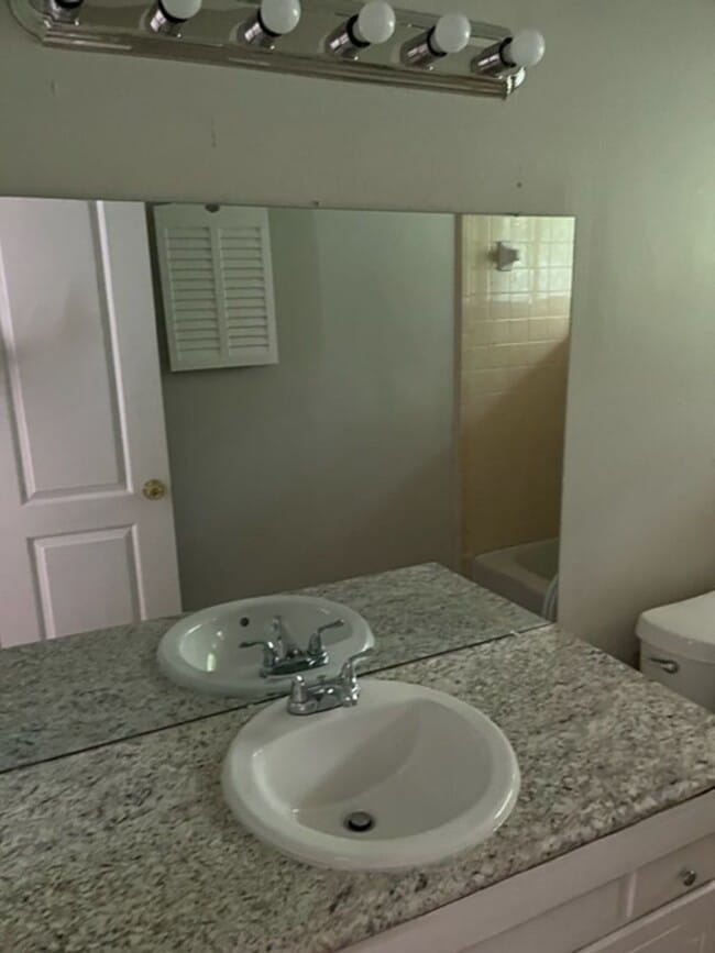 Building Photo - 4641 Highlake Dr