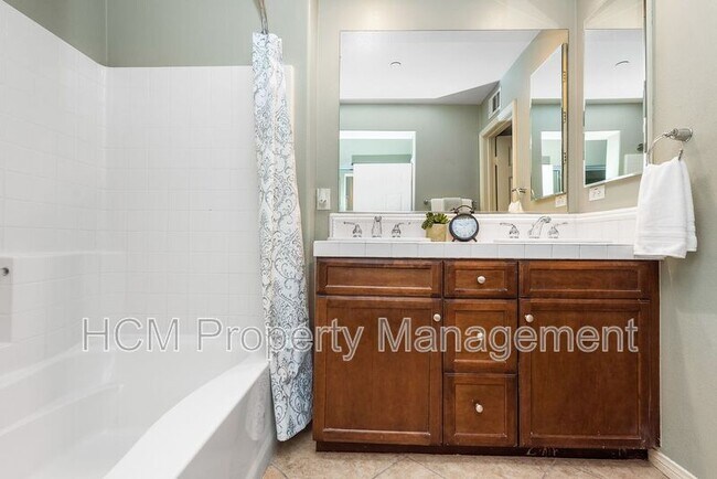 Building Photo - 315 Silk Tree