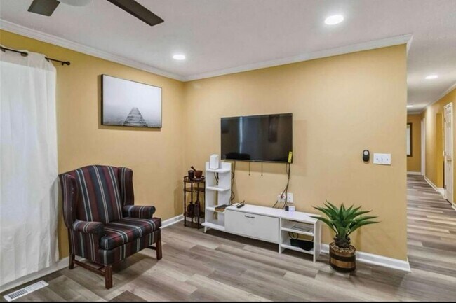 Building Photo - 4bd/2ba Home Minutes From W. Midtown w/ Fu...
