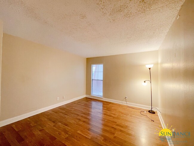 Building Photo - Nice 2 Bedroom at Pier One with Washer/Dry...