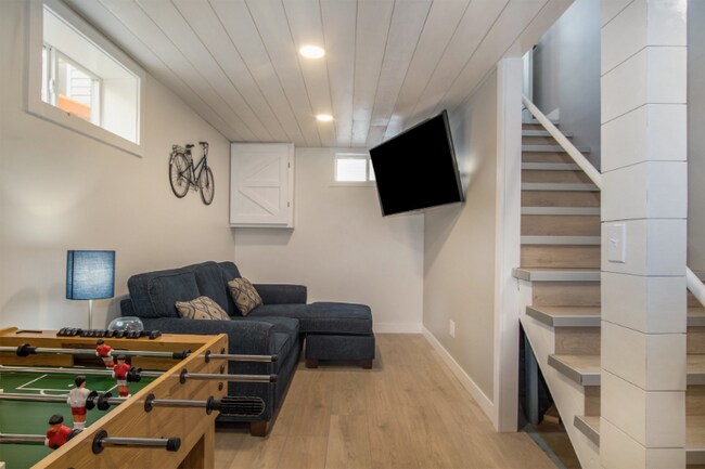 Building Photo - 2245 Lakeshore Dr