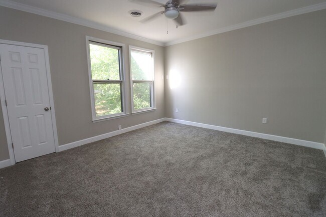 Building Photo - Luxury 3BR/2BA Renovated Condo