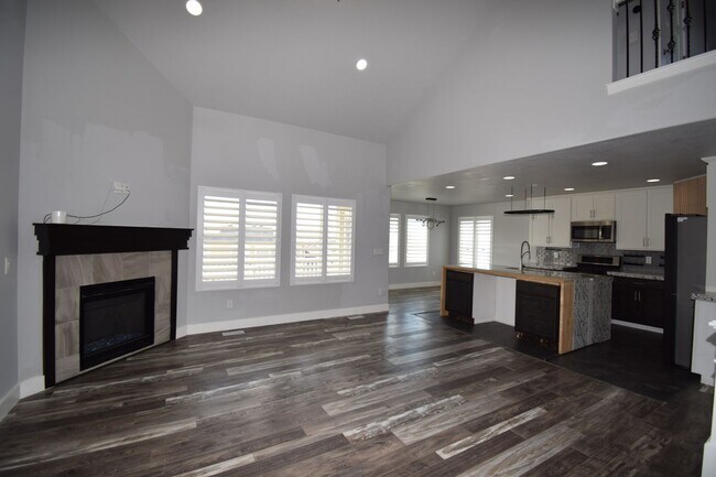 Building Photo - Spacious and Bright 5 Bed 3.5 Bath in Riverton!!
