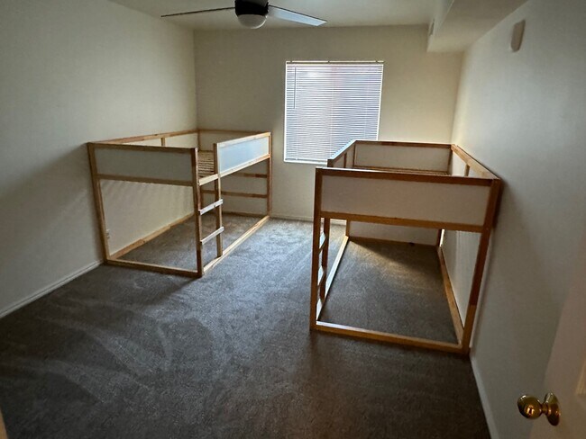 Building Photo - 2244 N Canyon Rd