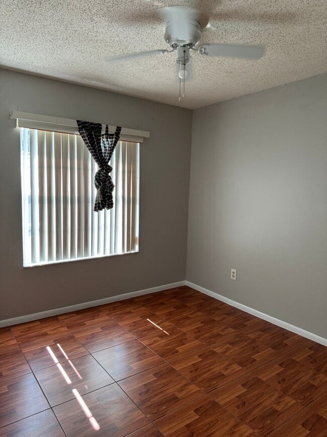 Building Photo - Spacious 3 bedroom, 2 bathrooms multiplex unit.