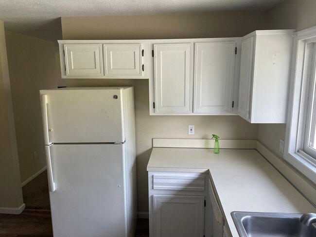 Building Photo - 2 Bedroom, 1.5 bathroom 2nd Level Condo