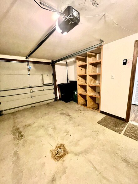 Building Photo - 1010 River Oaks Dr