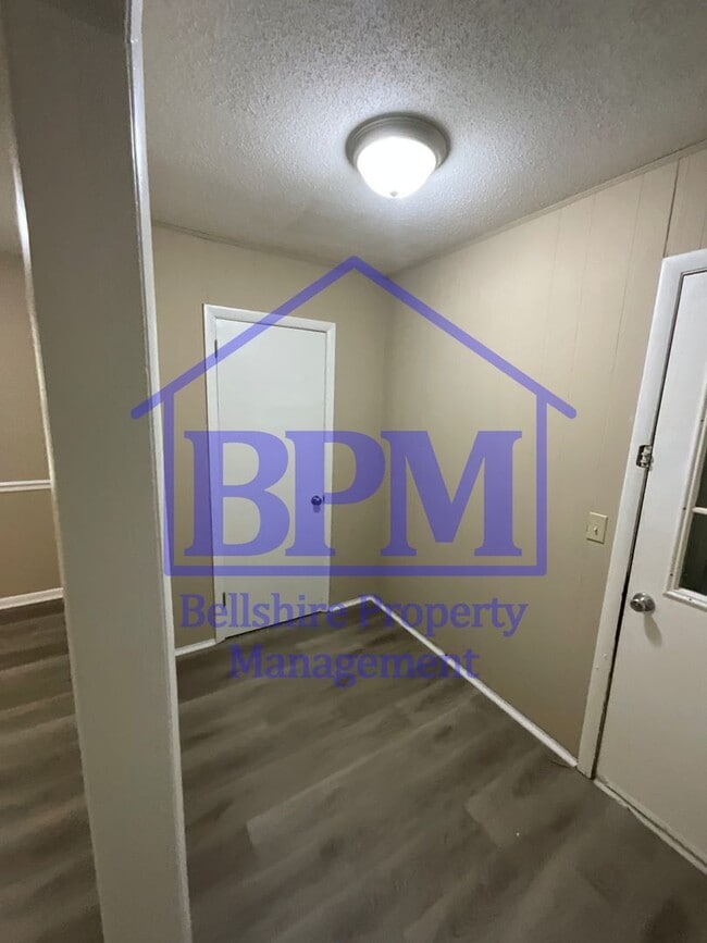 Building Photo - Charming 3 Bed, 1 Bath Home on Falcon Dr –...