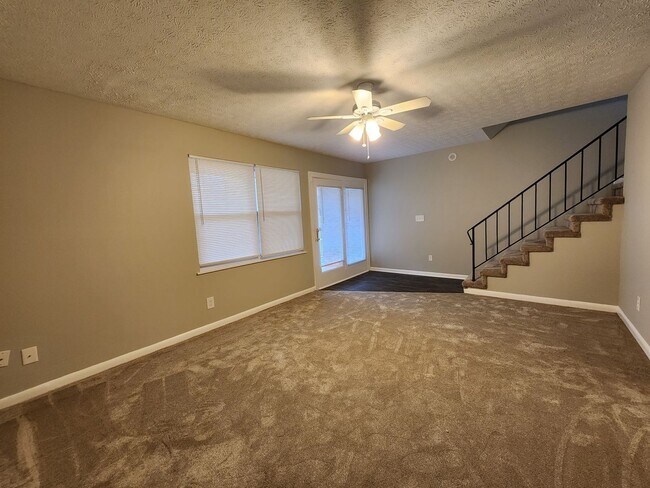 Building Photo - Maryville 37804 - 2 bedroom, 1.5 bath townhome - Contact Troy Adams (865) 233-6949