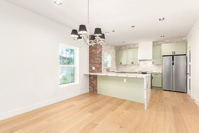 Building Photo - Gorgeous 2-Bed, 2-Bath duplex in the Garfi...