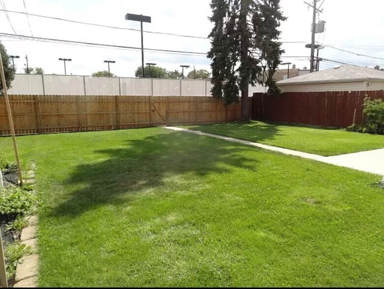 Building Photo - 5219 W Cuyler Ave