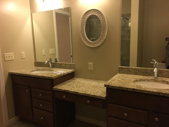 Building Photo - 3 Bedroom, 3 1/2 Bath Condo