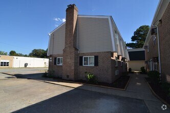 Building Photo - 1 Bedroom 2nd Floor Apartment