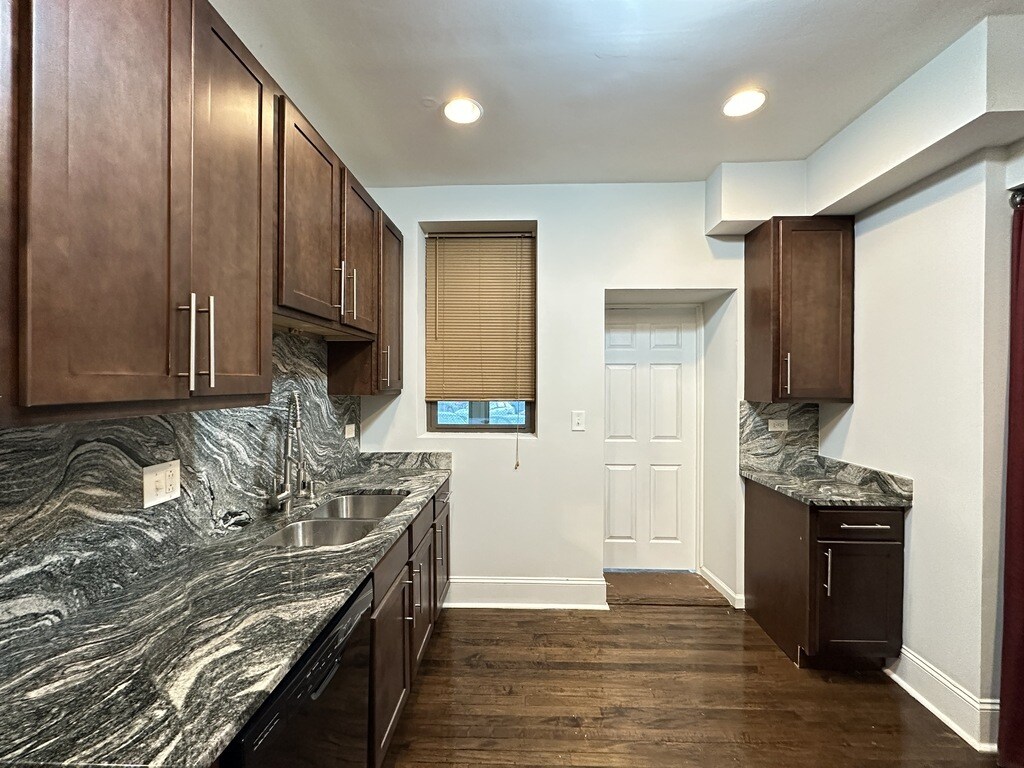 Building Photo - 3151 W Belle Plaine Ave