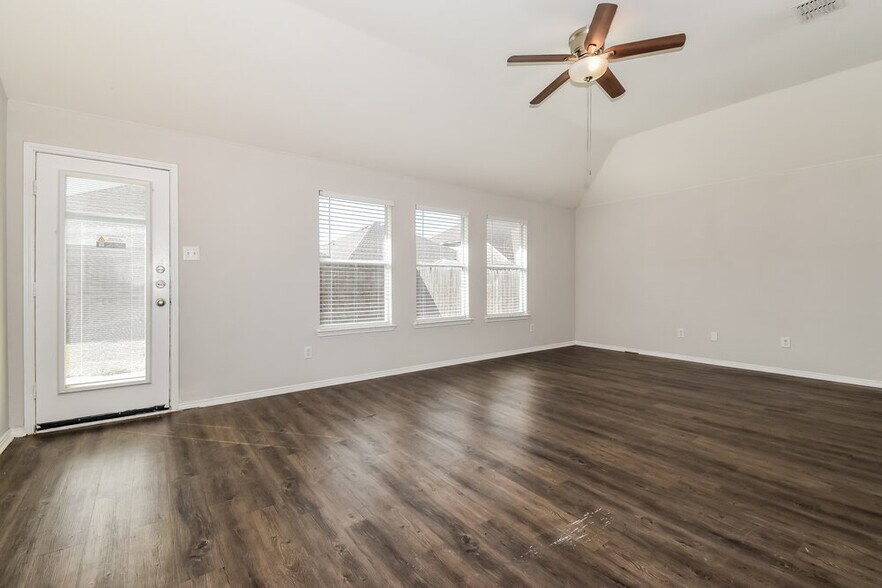 Building Photo - 910 Bowie Dr