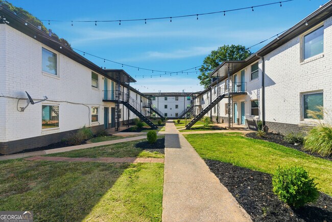 Building Photo - 558 College St