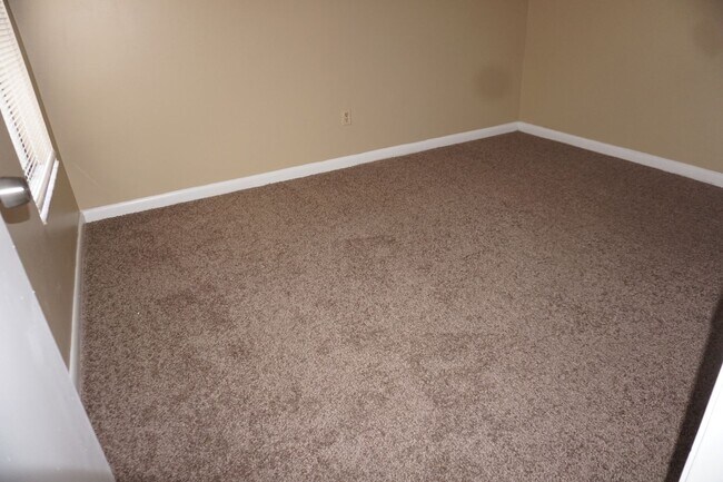 Building Photo - Westside 2/2 Townhome Near NAS