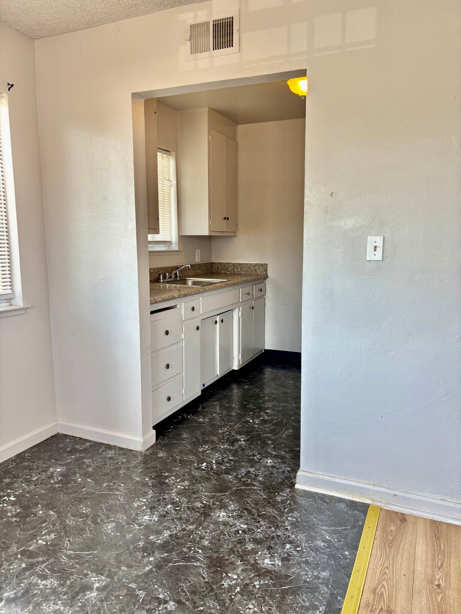 Building Photo - 1331 Pinetree Dr