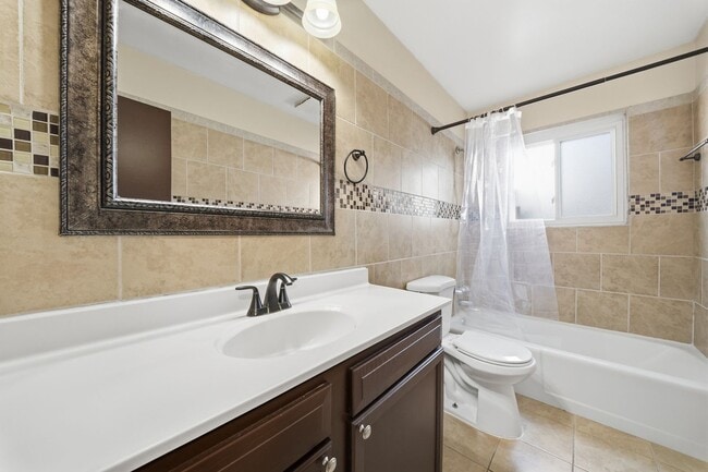 Building Photo - Spacious 4 bedroom/2 Bath Ranch Style Home