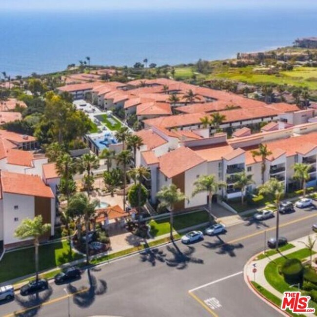 Building Photo - 6600 Beachview Dr