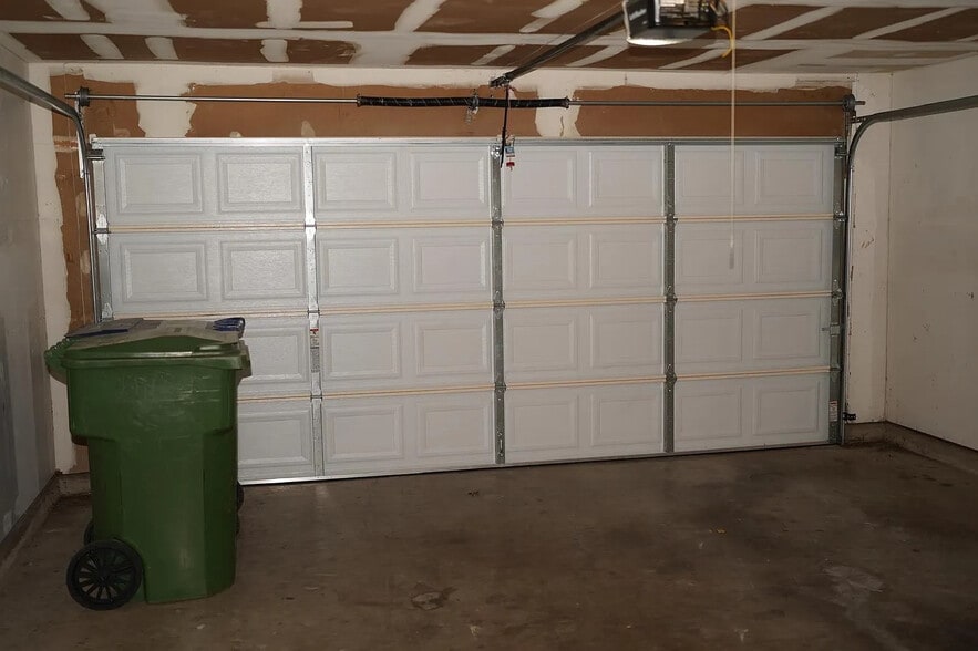 Building Photo - Room in House on Corona Dr