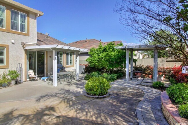 Building Photo - 4 Bedroom / 3 Bathroom Home in Elk Grove – Bedroom & Full Bath Downstairs SEE VIDEO