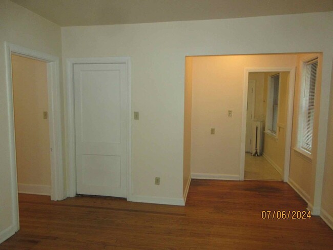Building Photo - Available August 2025 Large Remodeled 1 Be...