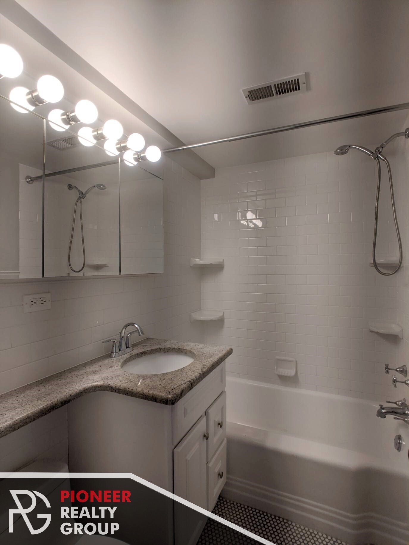 Building Photo - 433 W Wellington Ave