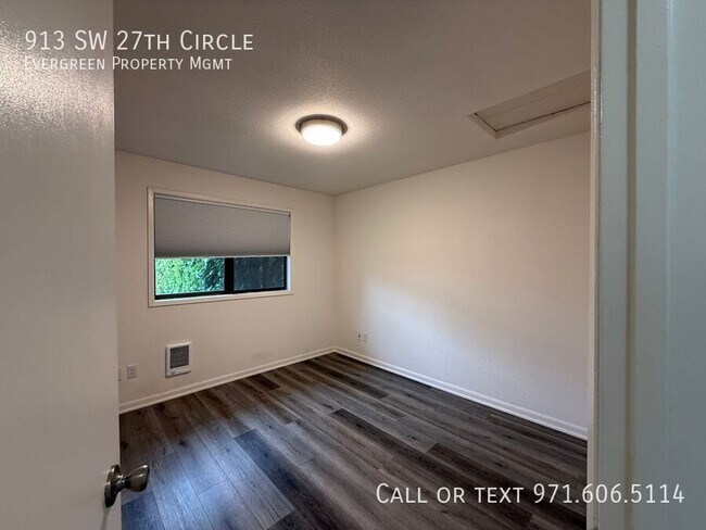 Building Photo - 913 SW 27th Cir