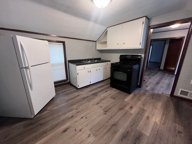 Building Photo - Three Bedroom on the NE Side of GR!