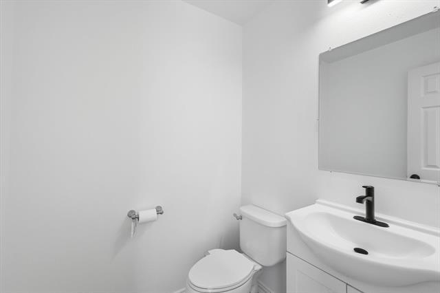 Building Photo - 836 Lakeview Cir