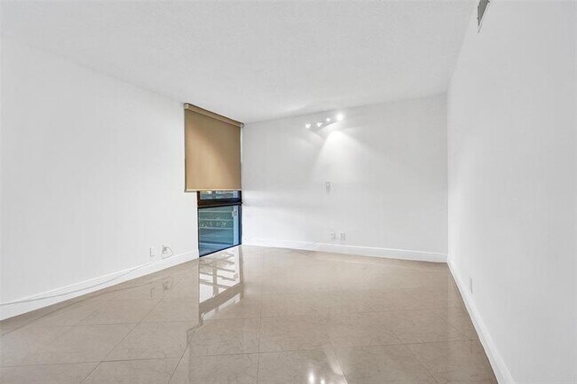 Building Photo - 20400 W Country Club Dr