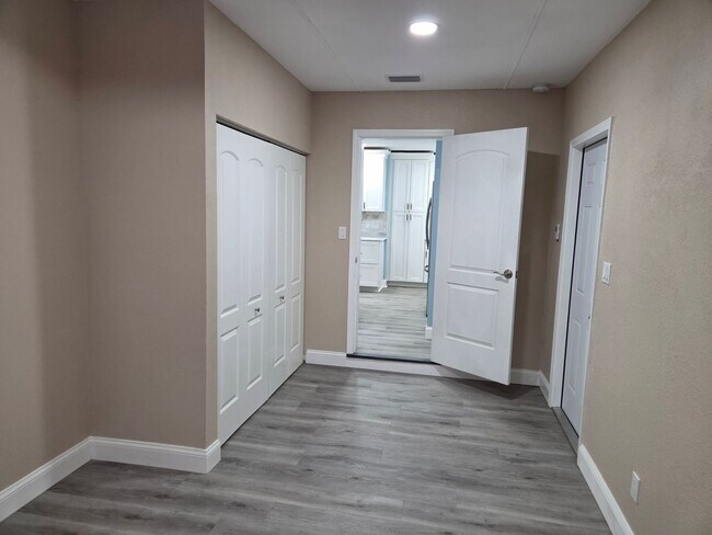 Building Photo - REMOLEDED WITH AWESOME KITCHEN