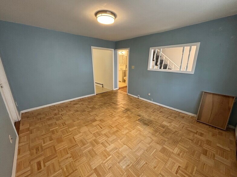 Building Photo - 164 Bowen St