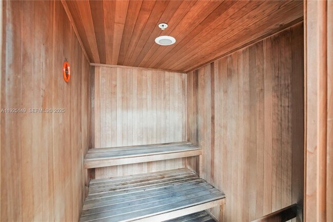 Building Photo - 480 NE 30th St