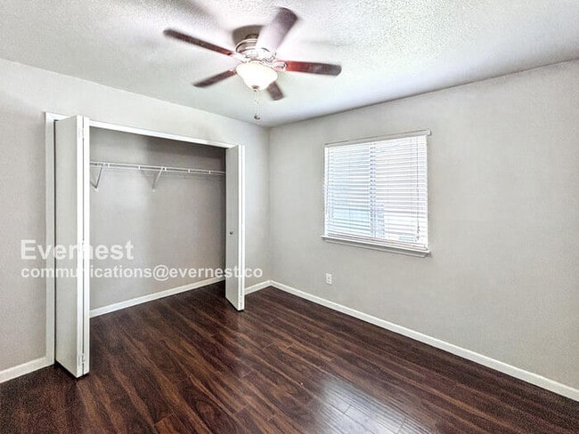 Building Photo - 7203 Barnsdale Way